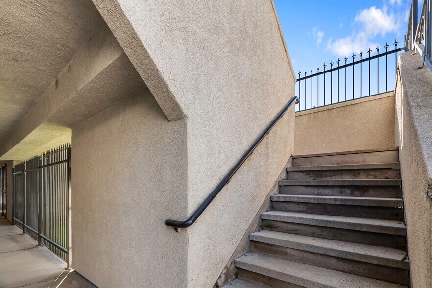 More Photos Of 4600 W American Ave, Bakersfield Office For Sale