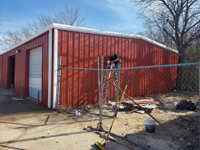 More Photos Of 2305 Crystal Dr, Balch Springs Warehouse For Lease