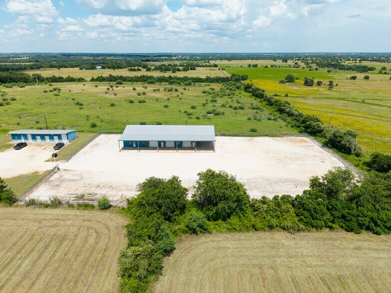 More Photos Of 945 Huser Blvd, Schulenburg Warehouse For Lease
