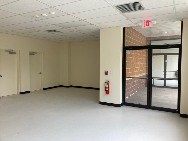 More Photos Of 78 Horseblock Rd, Yaphank Warehouse For Lease