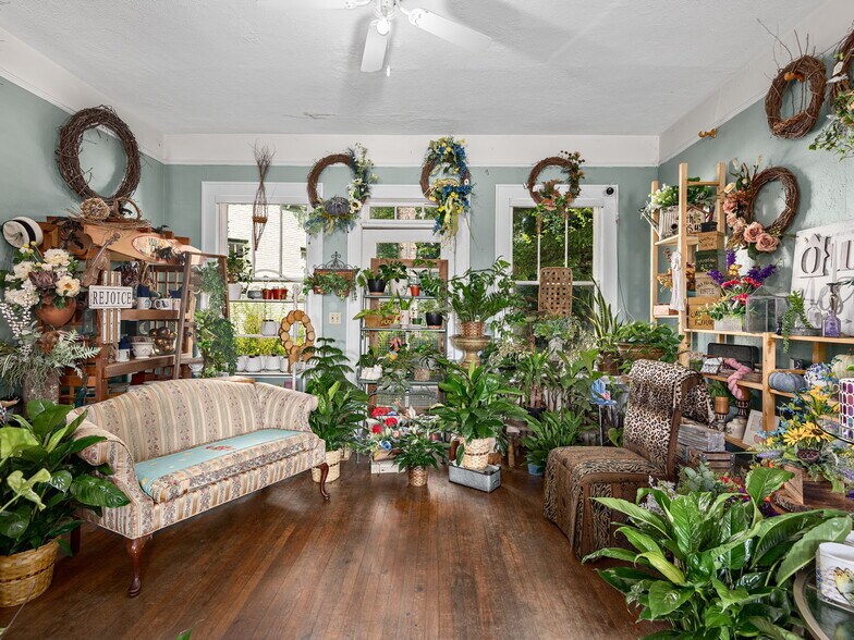 More Photos Of 104 Clairmont Dr, Hendersonville Storefront For Sale