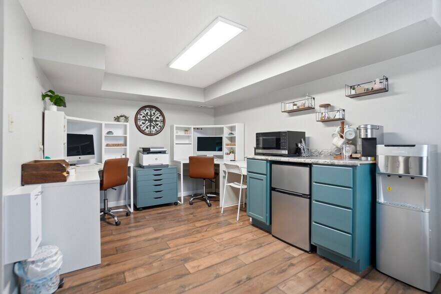 More Photos Of 175 W Franklin St, Centerville Storefront Retail Office For Sale