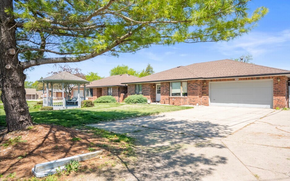Primary Photo Of 714 College Dr, Anderson Apartments For Sale