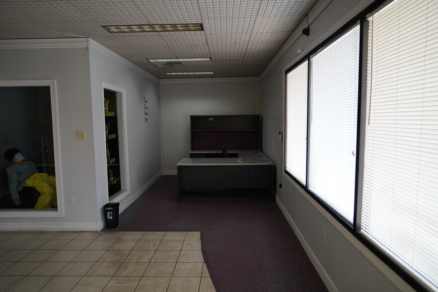 More Photos Of 800-810 N Main St, Anderson General Retail For Sale