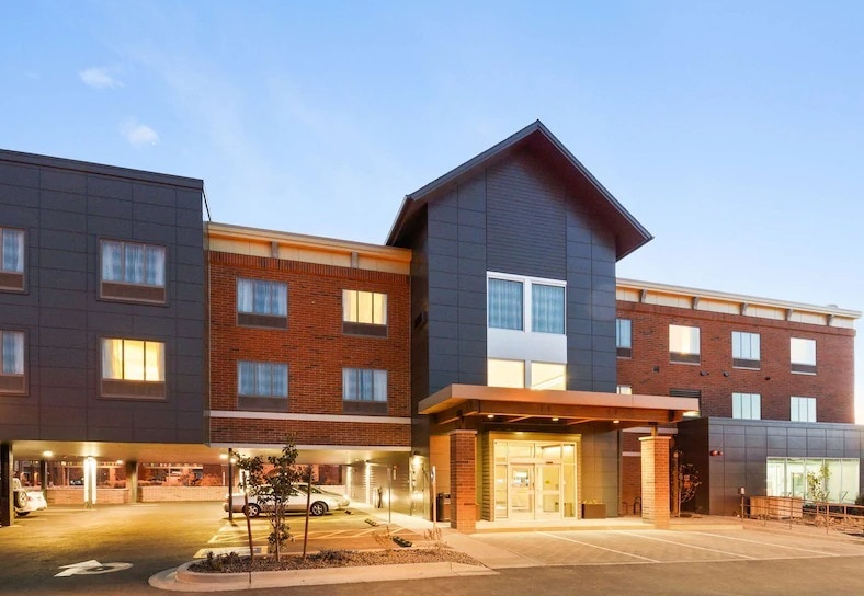 More Photos Of 224 S Mikes Pike, Flagstaff Hotel For Sale