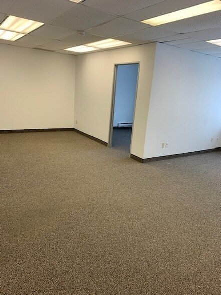 More Photos Of 1680-1690 Woodward Dr, Ottawa Office For Lease