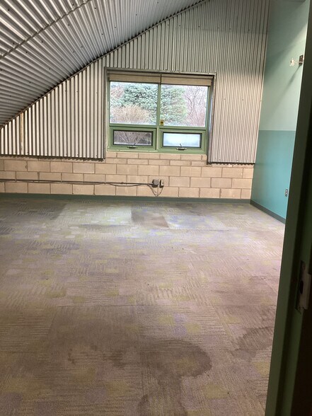 More Photos Of 360 E State Line Rd, Toledo Light Manufacturing For Lease