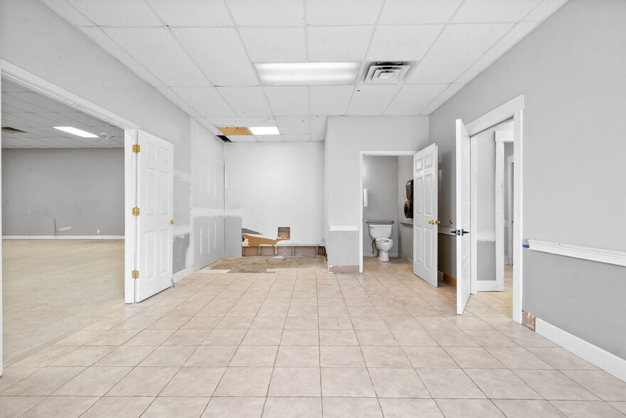 More Photos Of 131 Corporate Dr, Clarksville Flex For Lease