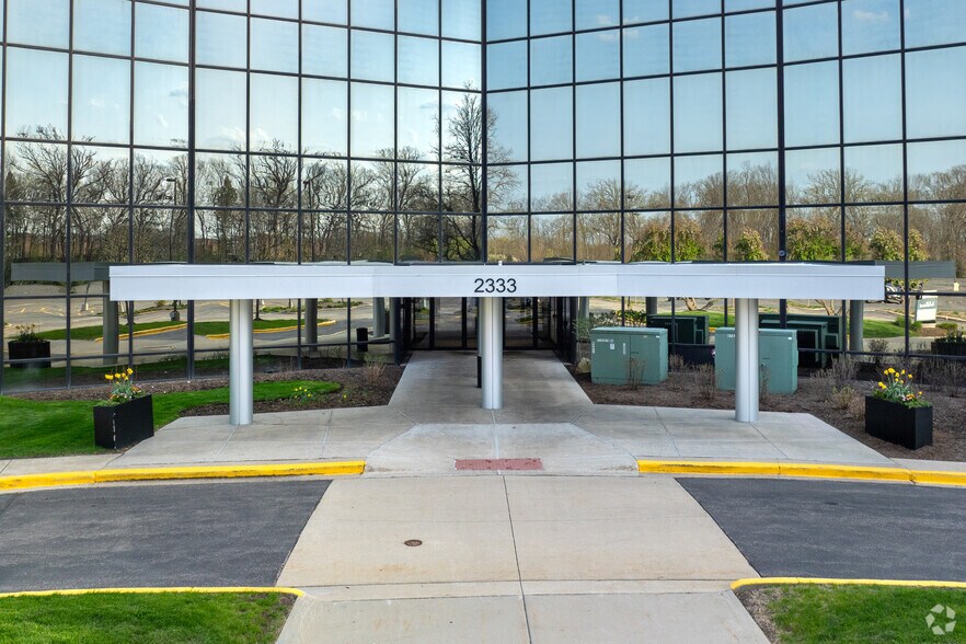 More Photos Of 2333 Waukegan Rd, Bannockburn Office For Lease
