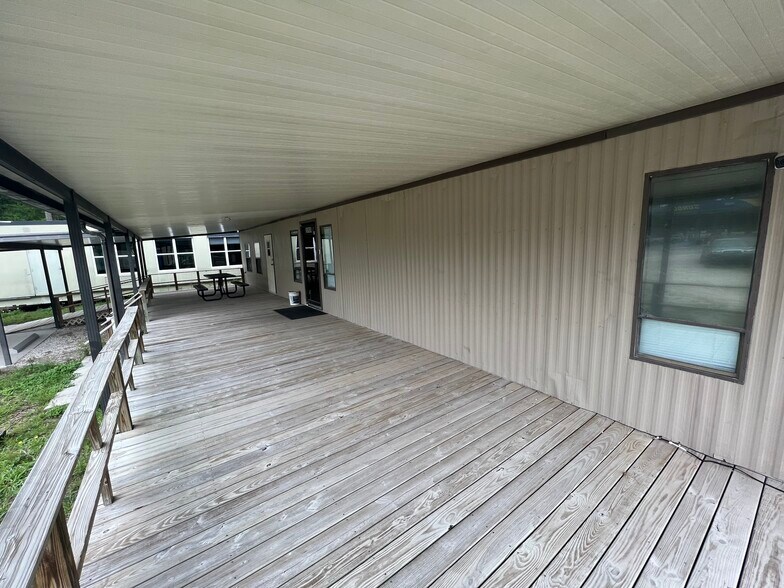 More Photos Of 20907 Bowman Rd, Spring Hill Light Distribution For Sale