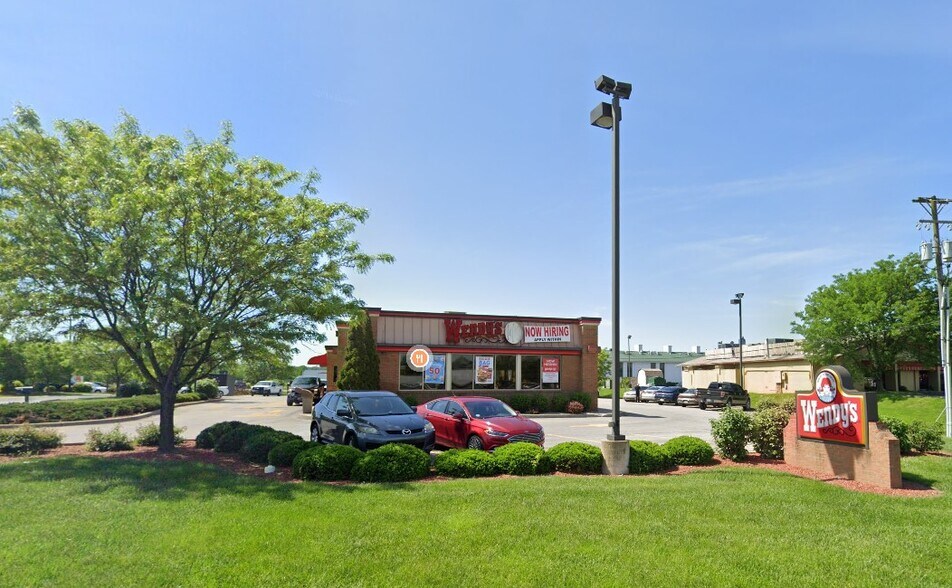 More Photos Of 2800 Packerland Way, Louisville General Retail For Sale