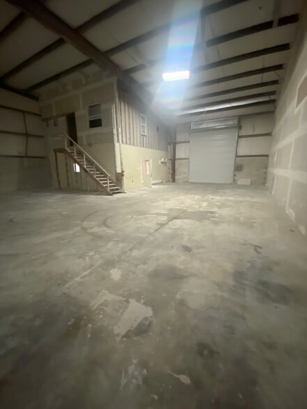 More Photos Of 553 Capital Cir SW, Tallahassee Warehouse For Lease