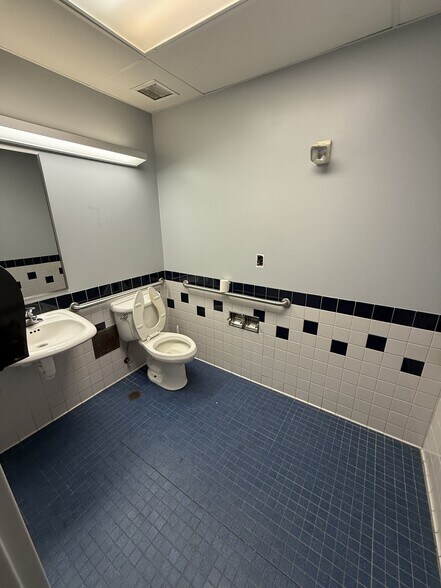 More Photos Of 305 River Dr, LaFollette Medical For Sale