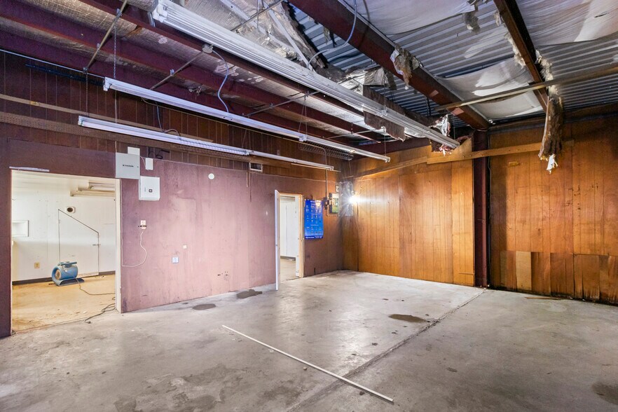 More Photos Of 1801 N Main St, Baytown Flex For Sale