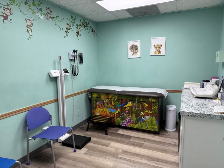 More Photos Of 6448-6450 Broadway, Garland Office For Sale