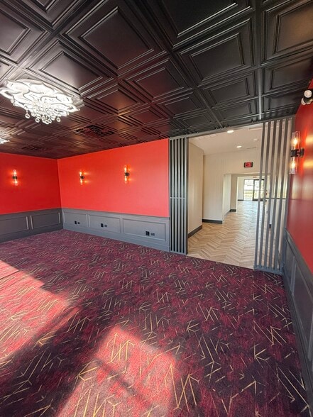 More Photos Of 24 E Saint Charles Rd, Villa Park Freestanding For Lease