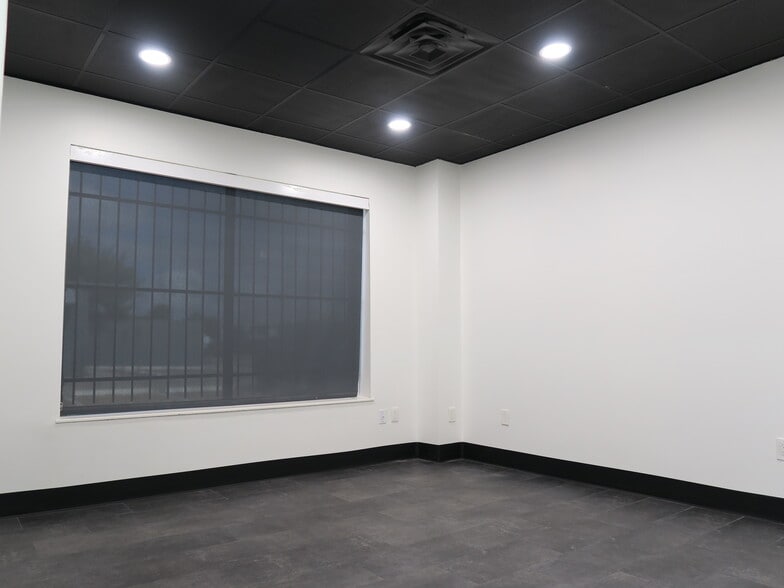 More Photos Of 5830 Star Ln, Houston Light Distribution For Lease