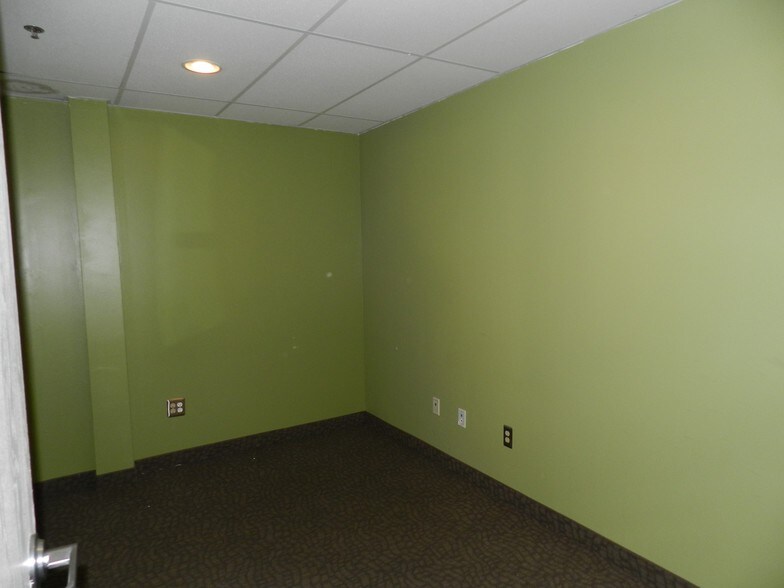 More Photos Of 7 N Saginaw St, Pontiac Office For Lease