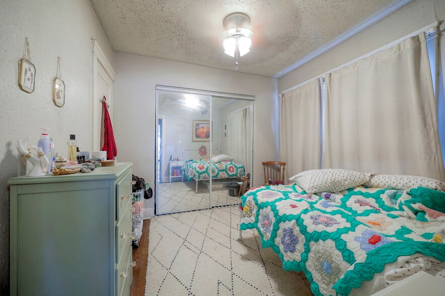 More Photos Of 4226-4228 Locust St, Kansas City Apartments For Sale