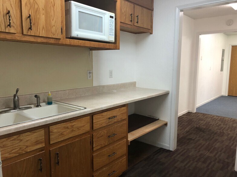 More Photos Of 430 Towne Oaks Dr, Waco Showroom For Sale