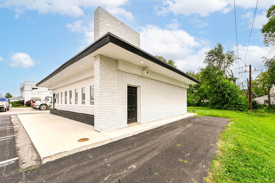 More Photos Of 3455 Shelby St, Indianapolis Office For Sale