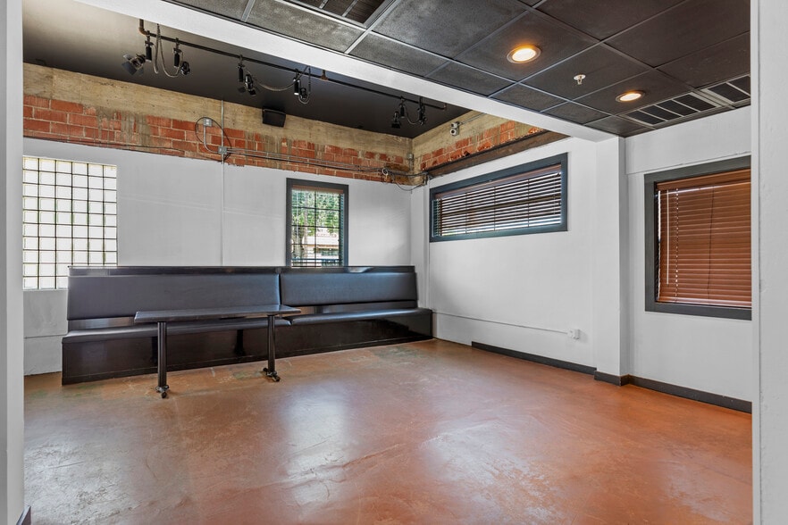 More Photos Of 208 S Castell Ave, New Braunfels Restaurant For Lease