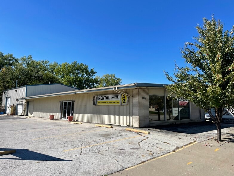 Primary Photo Of 1220 73rd St, Des Moines Flex For Lease