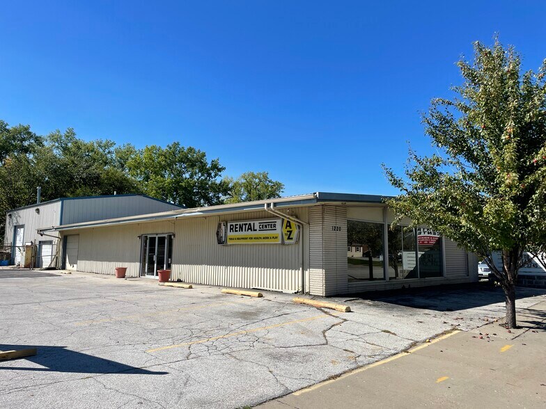 More Photos Of 1220 73rd St, Des Moines Flex For Lease
