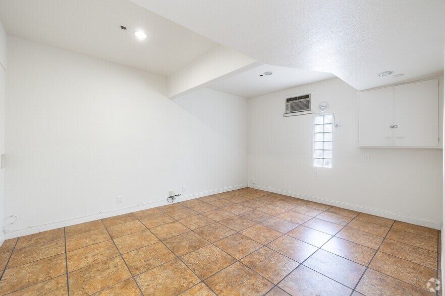 More Photos Of 7540-7544 Balboa Blvd, Van Nuys Unknown For Lease