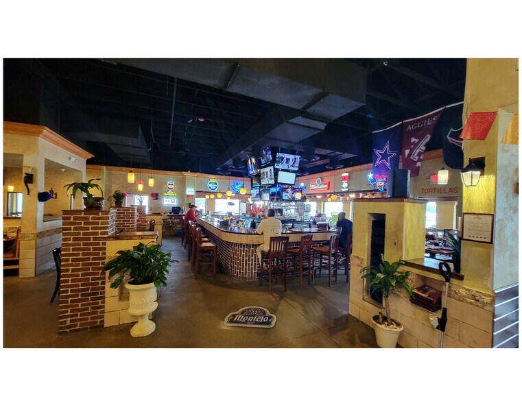 More Photos Of 920 N Earl Rudder Fwy, Bryan Restaurant For Sale