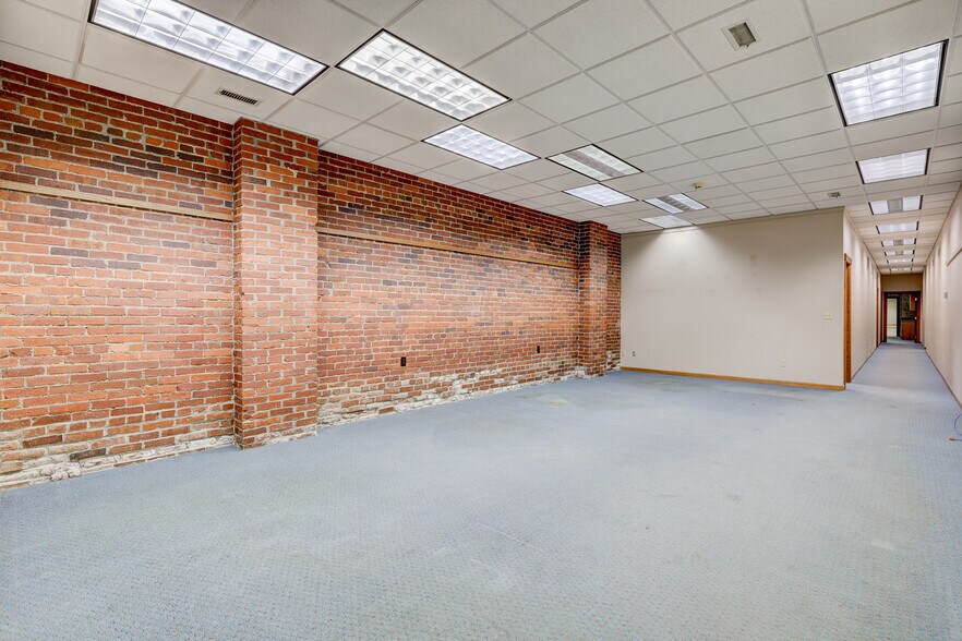 More Photos Of 309 South St, Pella Industrial For Sale