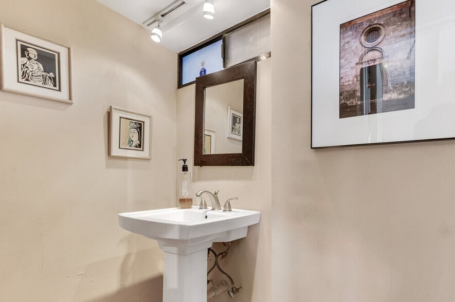 More Photos Of 4110 W Burbank Blvd, Burbank Office Residential For Sale