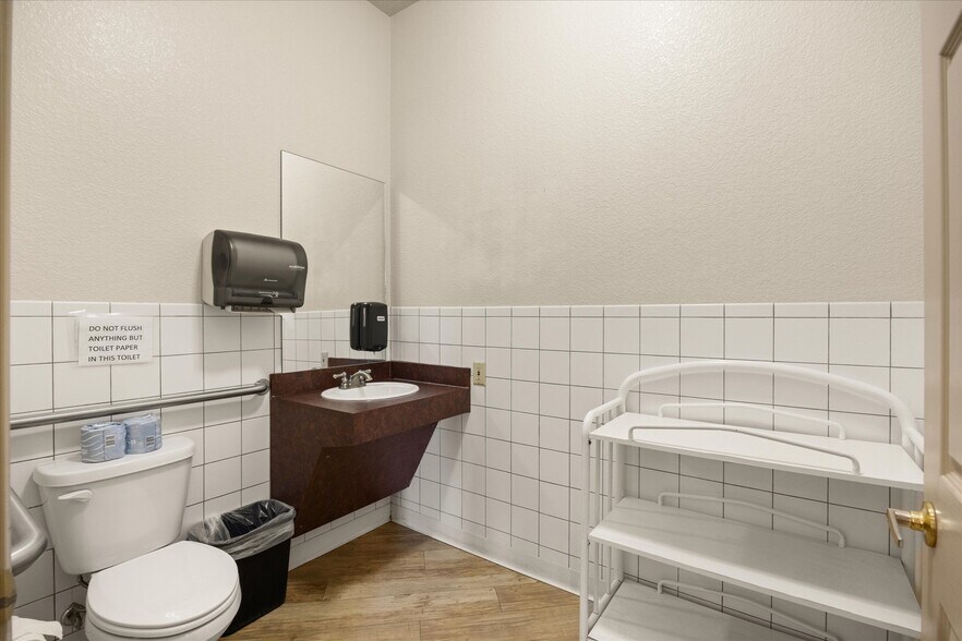 More Photos Of 1305 Paluxy Rd, Granbury Medical For Sale