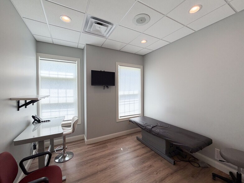 More Photos Of 200 Mountain Rd, Suffield Office For Lease