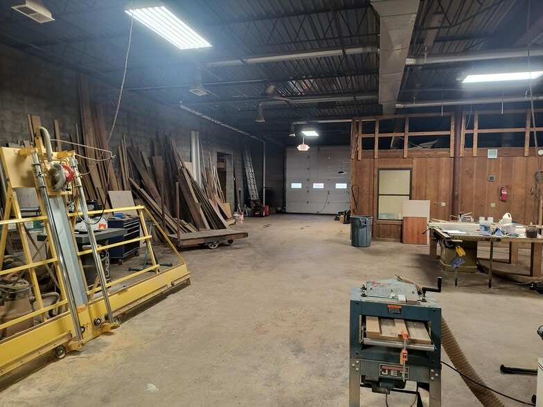 More Photos Of 3731 Arthur St, Gary Warehouse For Lease
