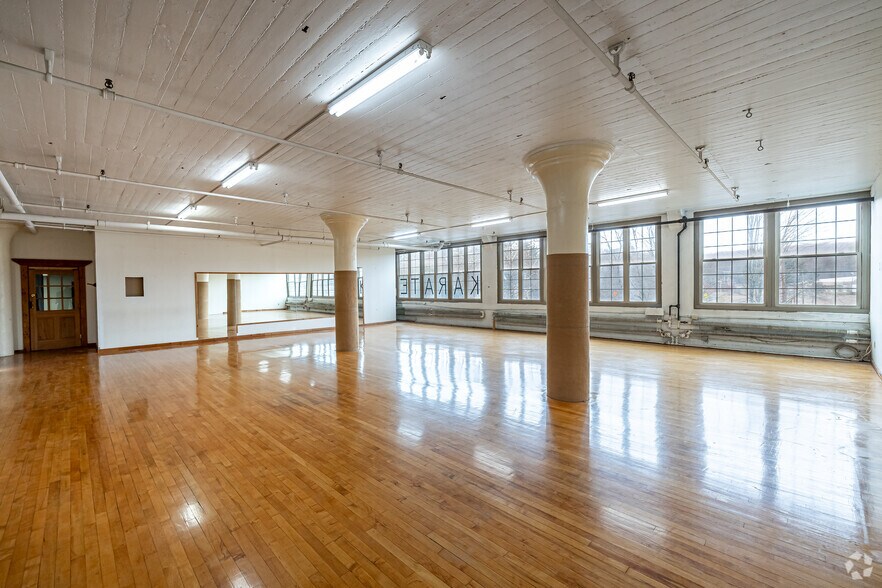 More Photos Of 221 Pine St, Florence Showroom For Lease