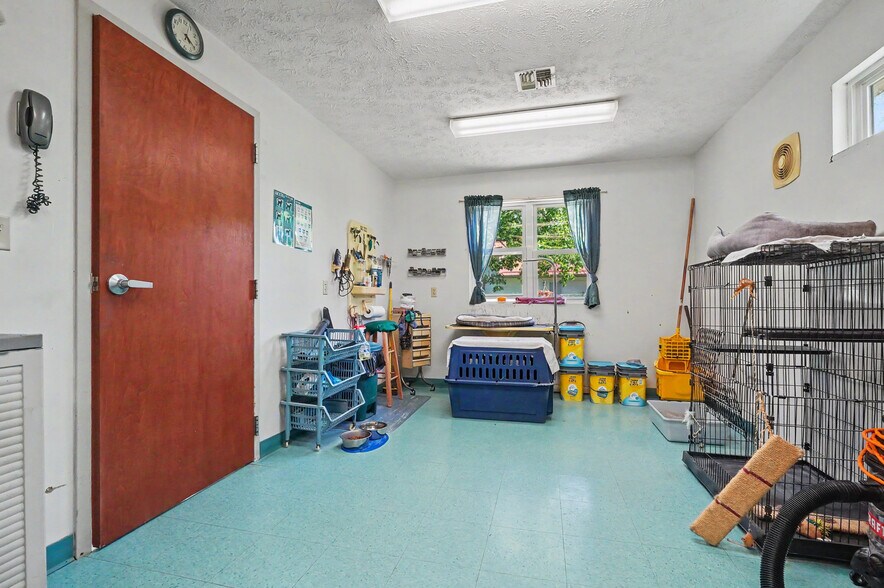 More Photos Of 4250 Herr Fieldhouse Rd, Southington Veterinarian Kennel For Sale