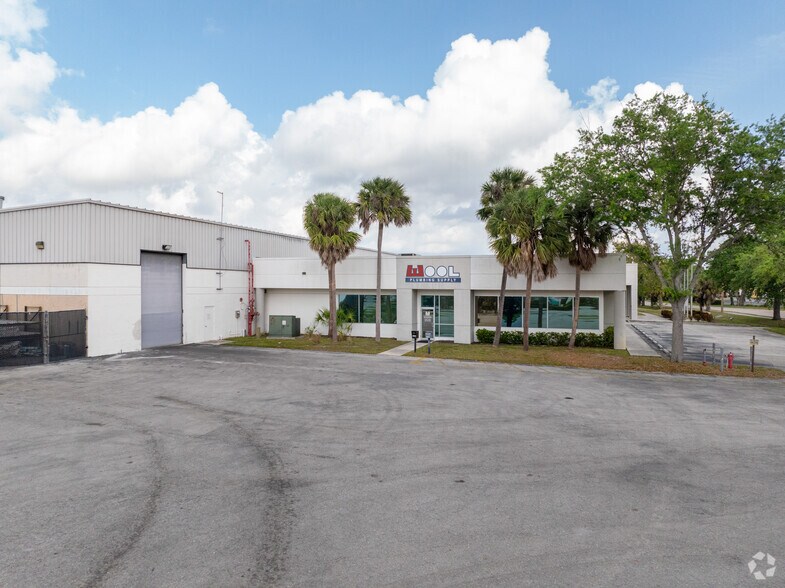 More Photos Of 12780-12782 Westlinks Dr, Fort Myers Warehouse For Lease