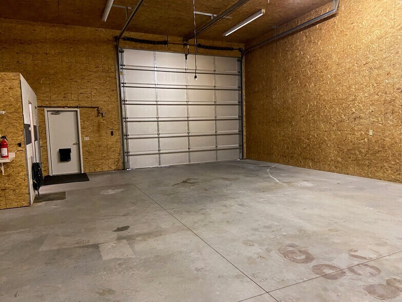 More Photos Of 1617 W Evergreen Dr, Appleton Self Storage For Lease