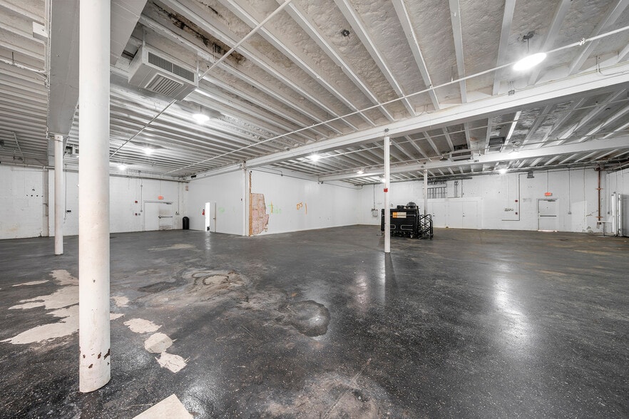 More Photos Of 2585 NW 21st Ter, Miami Warehouse For Lease