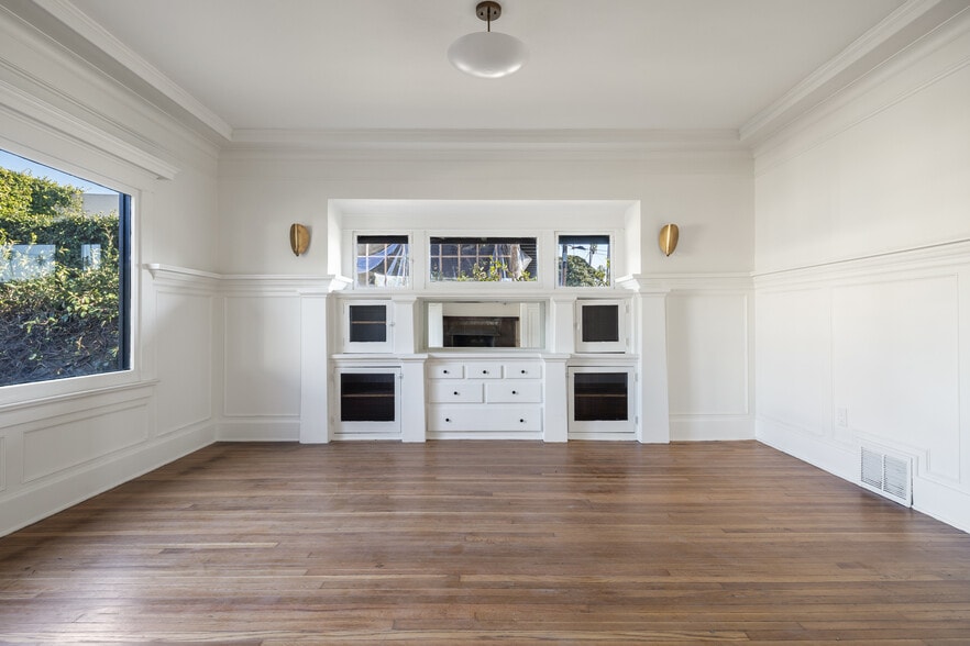 More Photos Of 4572 W Washington Blvd, Los Angeles Office For Sale