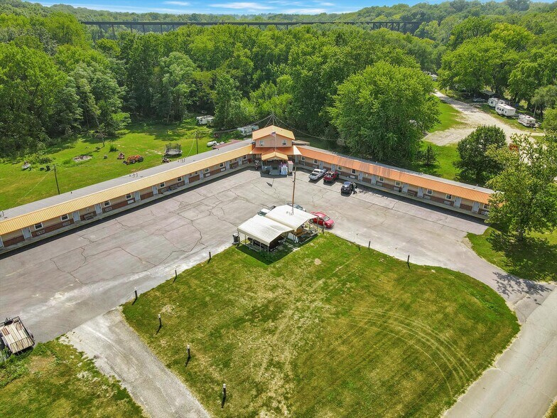 More Photos Of 1295 IL-16, Shelbyville Hotel For Sale