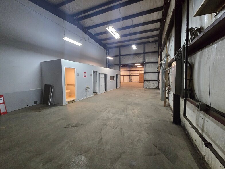 More Photos Of 14 Park Dr, Franklin Warehouse For Lease