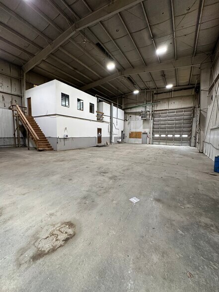 More Photos Of 3490 Manchester Tfwy, Kansas City Warehouse For Lease