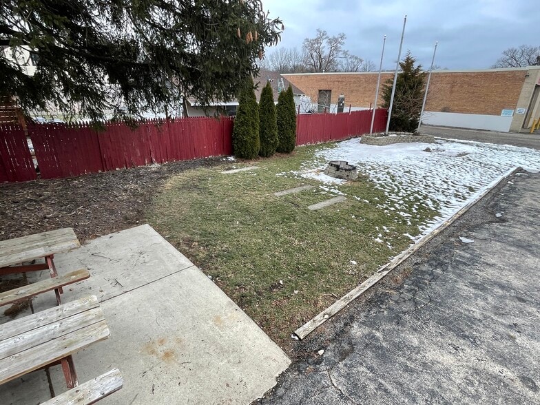 More Photos Of 1209 Lisle Plz, Lisle Bar For Lease