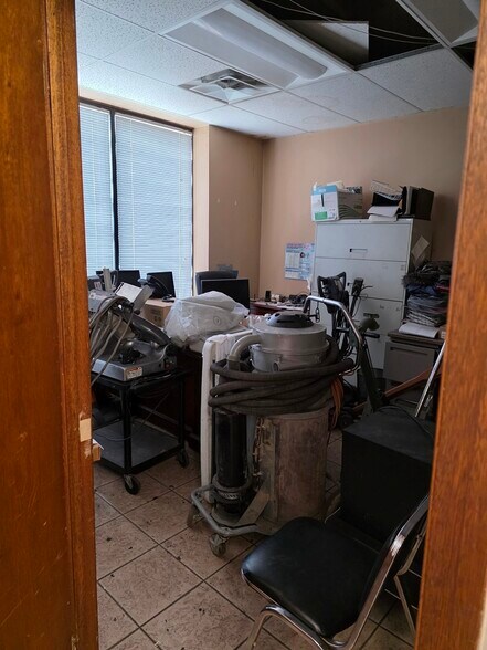More Photos Of 3839-3841 N Kedzie Ave, Chicago Office For Sale