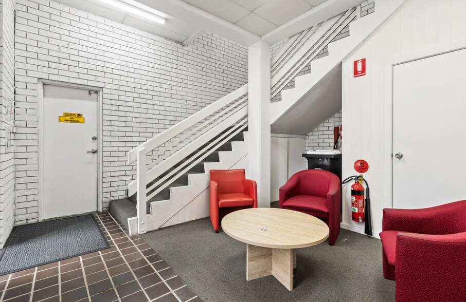 Primary Photo Of 15 North Mall, Rutherford General Retail For Lease