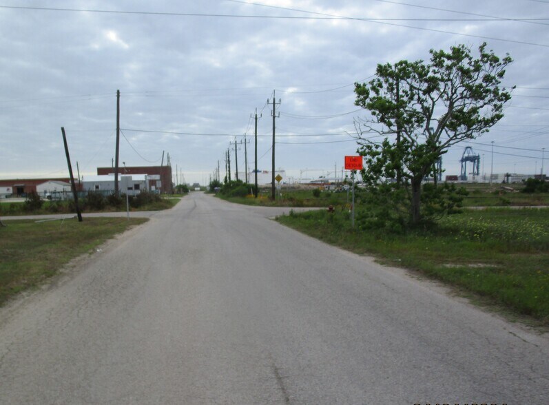 More Photos Of 530 E 2nd St, Freeport Warehouse For Lease