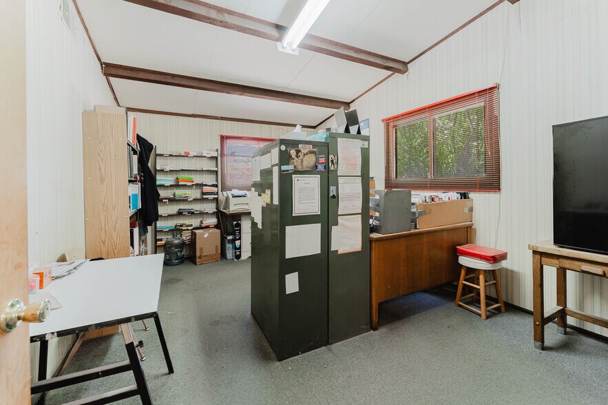 More Photos Of 526 W 11th Ave, Oshkosh Office For Sale