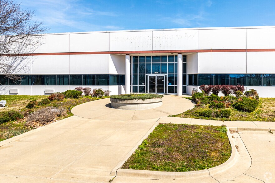 More Photos Of 11217-11227 Lakeview Ave, Lenexa Flex For Lease